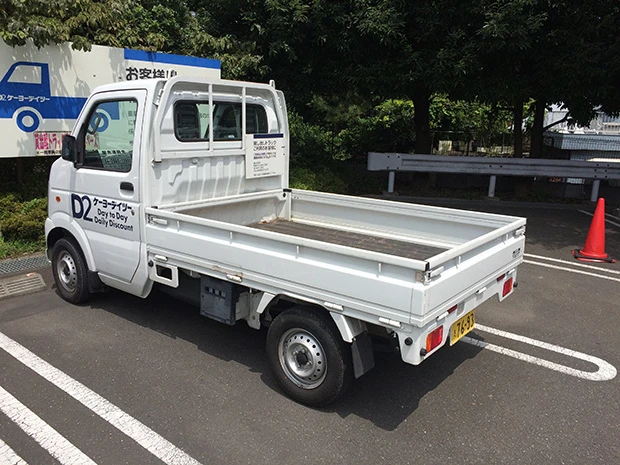 軽トラは駐車場の一角に置いてある。軽のワゴンを利用できる店舗もある