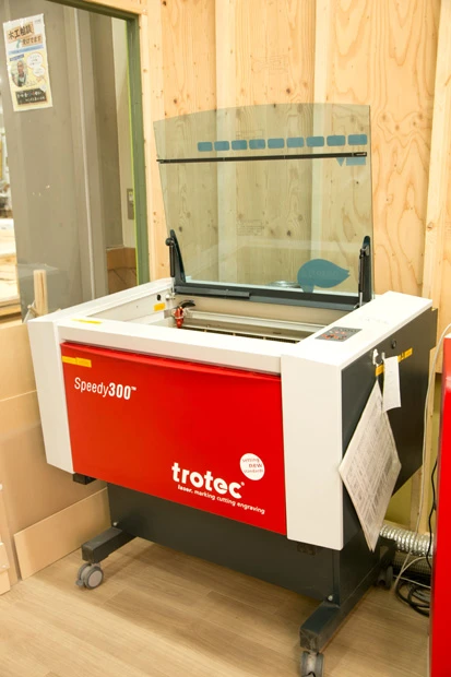 2種類のレーザーで、別の素材の加工をひとつの工程で行なえる「レーザーカッター」。名入れマシンとして人気