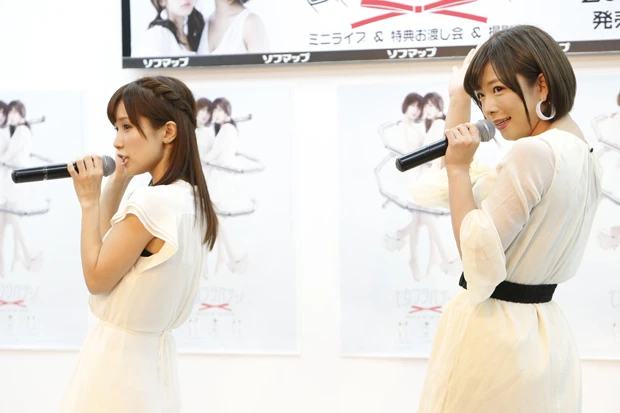 1曲目「私ほとんどスカイフィッシュ」は、息の合ったふたりのダンスも見もの