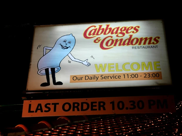 変な顔したコンドーム君がウェルカムしてくれるお店の看板