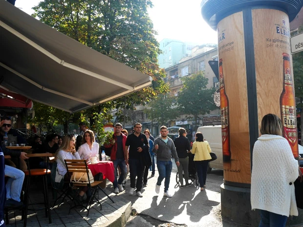 街中にはカフェがいっぱい。あ、ここにもビールの宣伝が