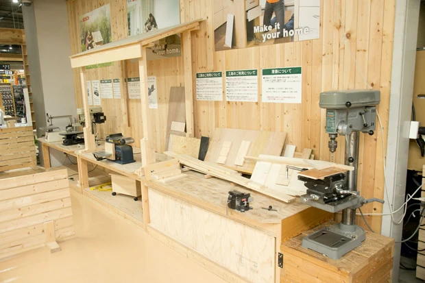 カインズ工房には作業台はもちろん、電動ドリルや電気ノコギリ、万力など多くの工具が用意されており、すべて利用可