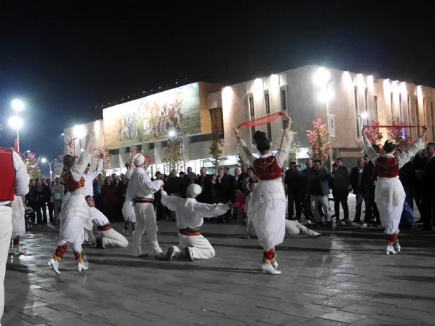国立歴史博物館の前で民族衣装で踊る人々