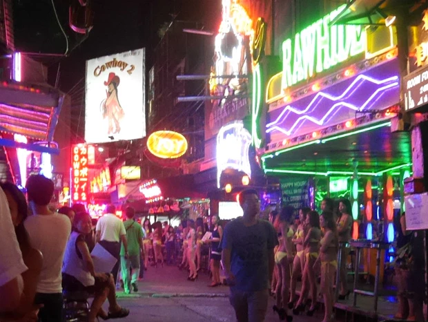 日本人のお客さんが多いのであろう、奥に日本語でカウボーイと書かれたネオンが見える