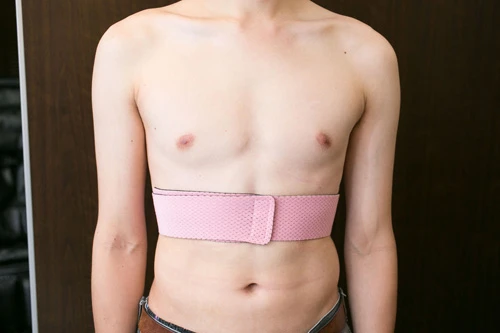 胸筋の下から５ｃｍほど下がった位置に巻くだけで、体が矯正できるという