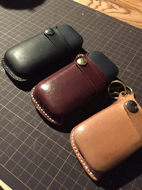 芸人仲間やスタッフから注文殺到の自作のアイコスケース。もちろん、ケースに入れたまますべてのボタンを押すことができる。売り物になるクオリティ