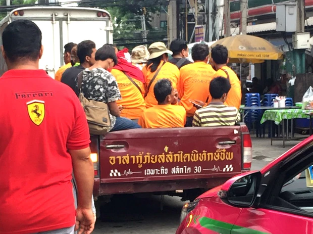車の渋滞がハンパないスクンビットエリア。トラックの荷台に人満載です
