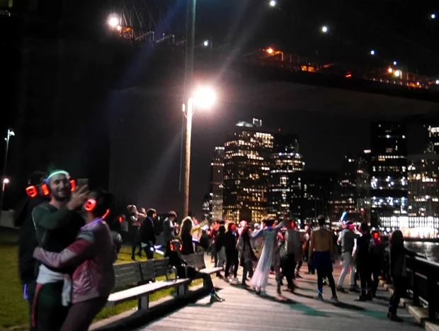 まるで無声映画でも見ているかのような不思議な光景