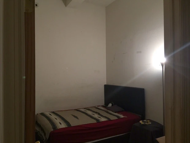 窓のない部屋だけど、天井が高いので圧迫感は紛れるし、十分な広さ