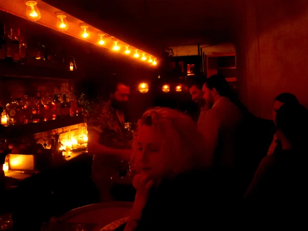 バーカウンターには常連らしき人やひとりで飲みに来ているクールな女性がいた