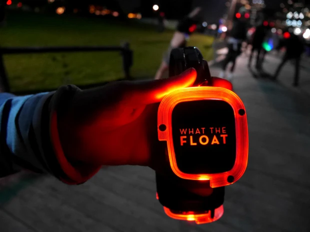 赤く光るコードレスヘッドホン