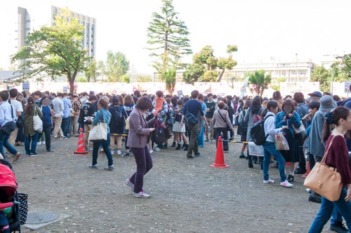 15日(土)は11時半を過ぎると多くの店で90分待ちとなる長い行列が