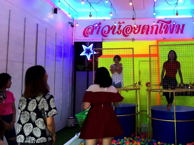 座っている女子をバケツに落とすゲーム。落とされるマリーシャ(左)