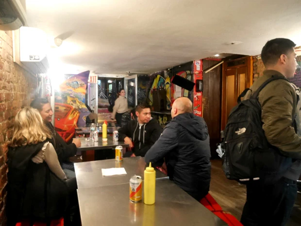 カジュアルなホットドッグ屋の中にある電話ボックスの奥の隠し扉が開く