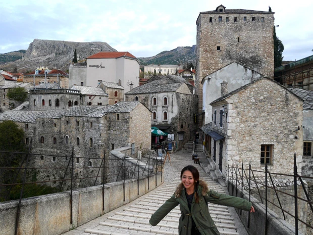 橋の上。川を挟んで東側と西側に住み分けされる街