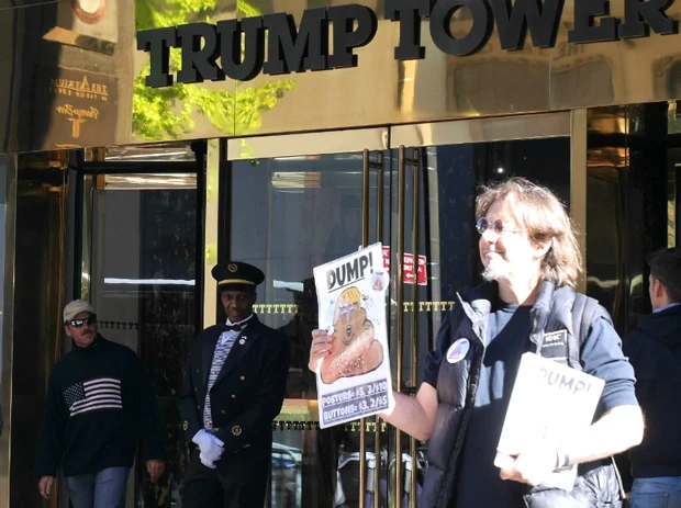 トランプタワー前にて、トランプ氏の風刺画を堂々と売る人