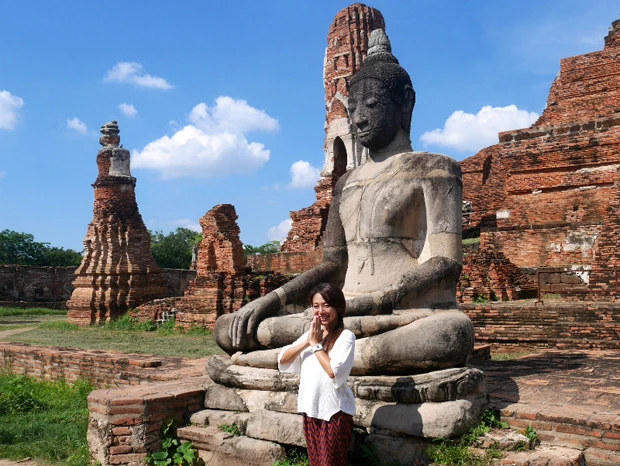 アユタヤで合掌。このポーズ、「ワイ」っていうらしい