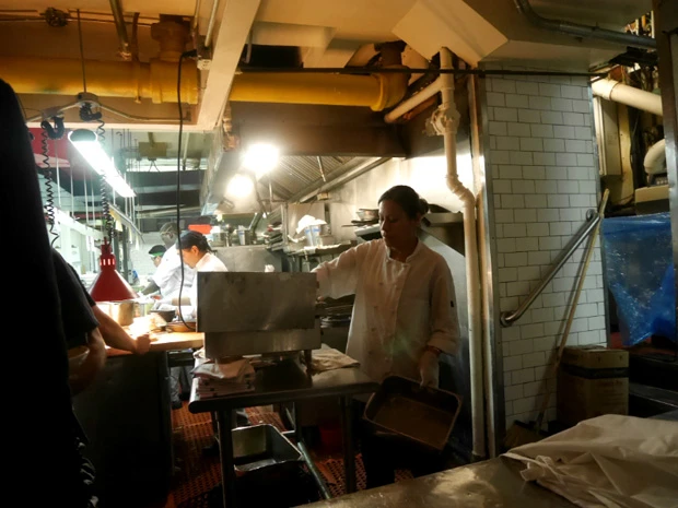 慌ただしい厨房の横を通る