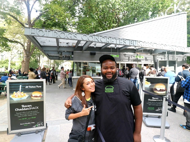 本場SHAKESHACK(恵比寿にもある超有名ハンバーガー店)でご機嫌!この店員さん、ハンバーガー屋似合うよなぁ~