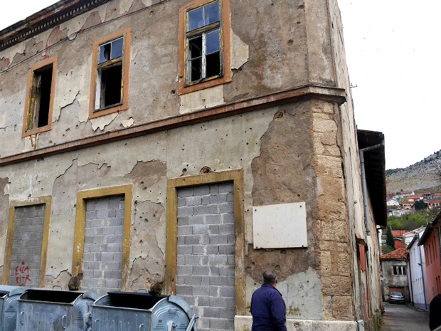 街中の至るところにある廃墟や銃弾の残る建物