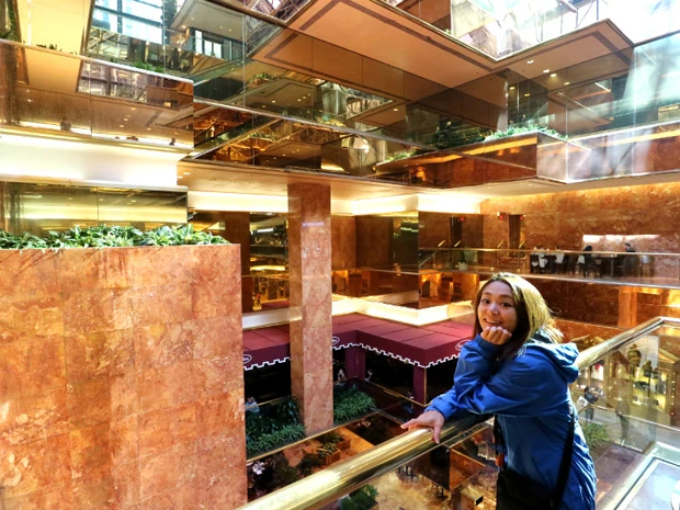 タワー内は金ピカ。ヒョー。世界一金ピカのスタバも入ってるよ