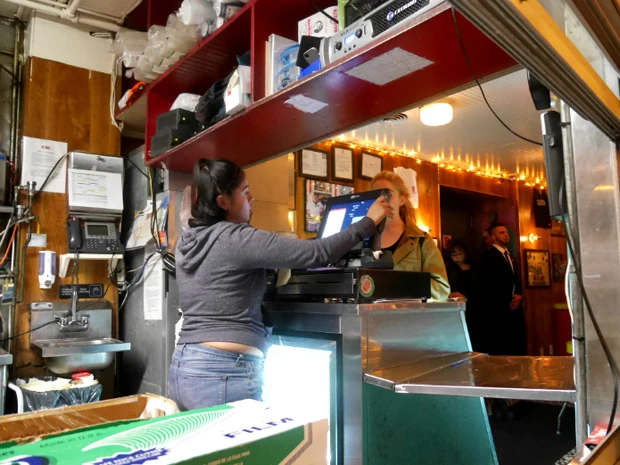 カジュアルなお店の奥には違和感のある黒いドア。そしてバウンサー(用心棒)