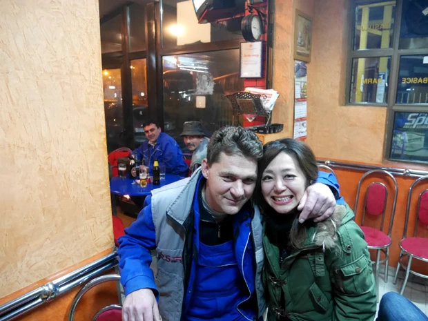 セルビアのおっちゃん。距離感近っ! 奥に座っているのも仲間