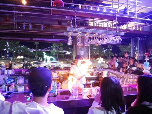 二次会ではバーテンダーのショータイム