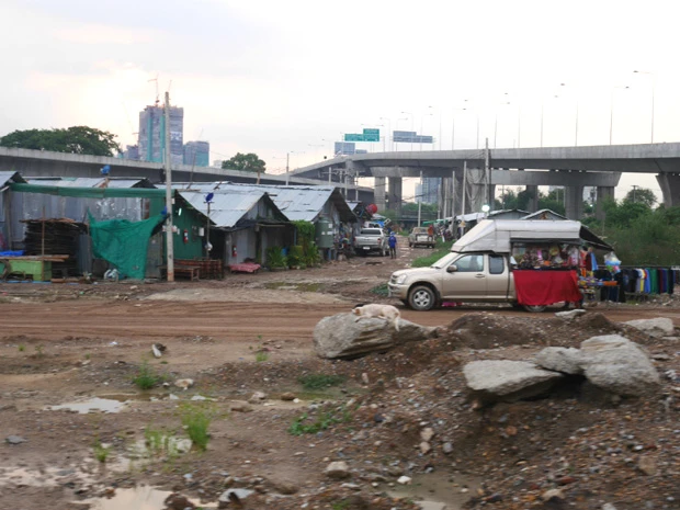 車窓から見たスラム街