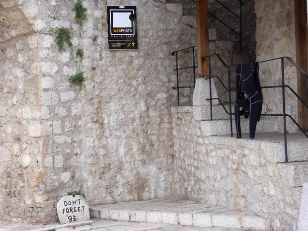 橋のたもとに置かれた「Dont’t forget93」の石碑。過去の過ちを繰り返してはいけないという思い。横にはウェットスーツが干してあった