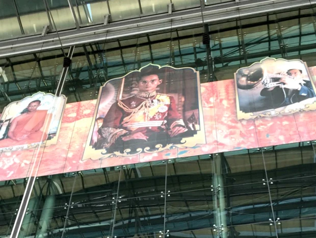 スワンナプーム空港にも当然、国王の写真が…