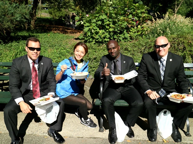 メン・イン・ブラックなビジネスマンとセントラルパークでランチ