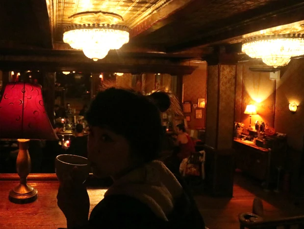 シャンデリアやクラッシク家具に囲まれた広々としたバー店内で、飲酒とバレないように、コーヒーカップで提供するスタイル