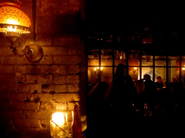 地下の厨房奥に隠れたバー