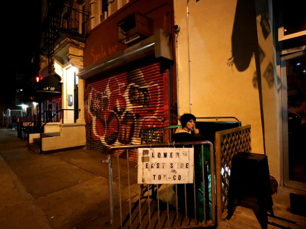 ここもまた怪しい雰囲気。鉄柵を入り薄暗い道を進んでいくと…