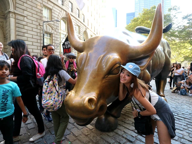 ウォール街近くにある牛のブロンズ像に触るとご利益があるんだとか