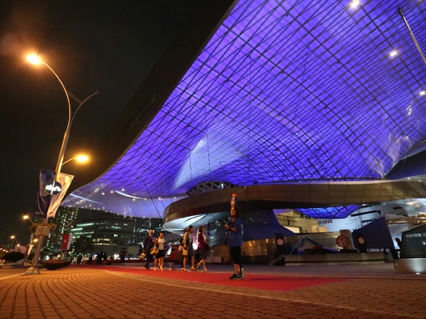 ビーチステージは崩壊していたので、街中の国際映画祭イベント会場へ