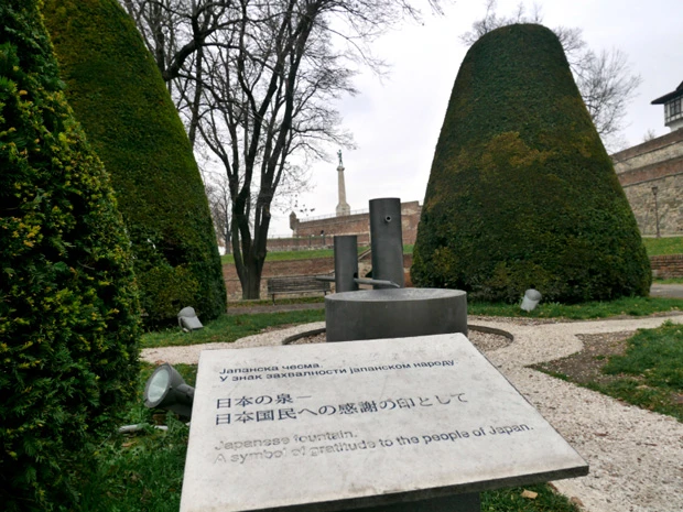 日本の泉。様々な公共インフラ整備に貢献してくれた日本に友好的な謝意を示すために作られたもの