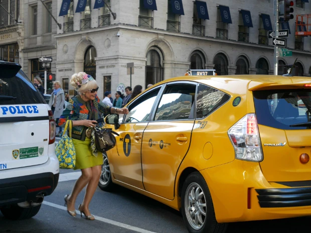 オシャレなおばちゃんがイエローキャブに乗るだけで、映画のワンシーンのよう