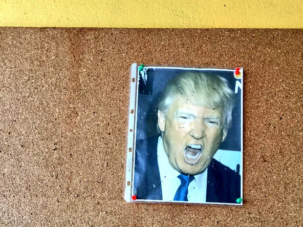  ダーツの矢で穴だらけにされたトランプ