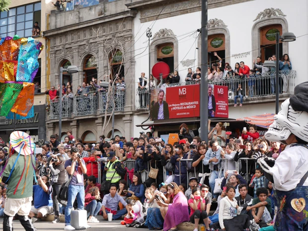 とにかく人が多いメキシコシティー。スリに気を付けないとなー