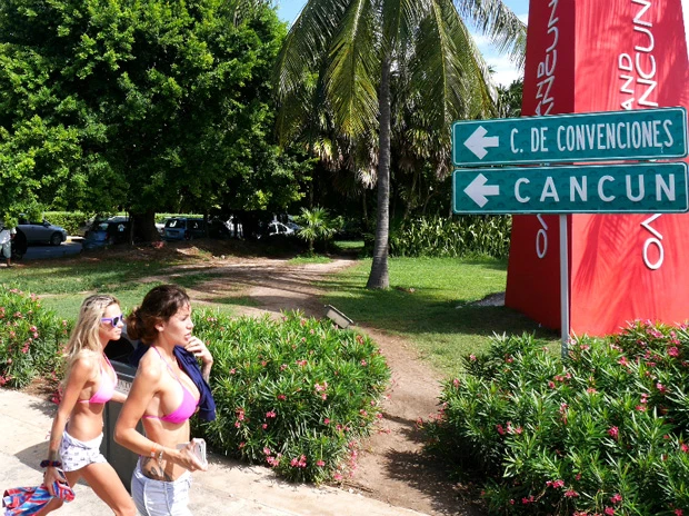 ピンクレイクの前にピンクビキニのお姉さん