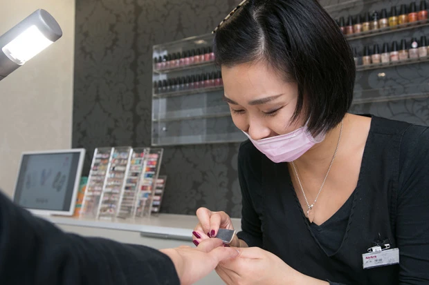 ケア中のトークは「多種多様な職業の方がいらして、様々なお話を聞いているとその仕事を体験した気分になれて楽しいです」と坪田店長