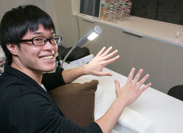 ニコニコが止まらないザキマツ。「今日は何回も見ちゃいそうです」と、急に女子っぽく…ネイルケア恐るべし！？