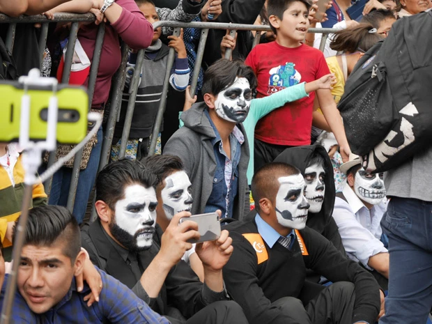 演者も観客もガイコツ