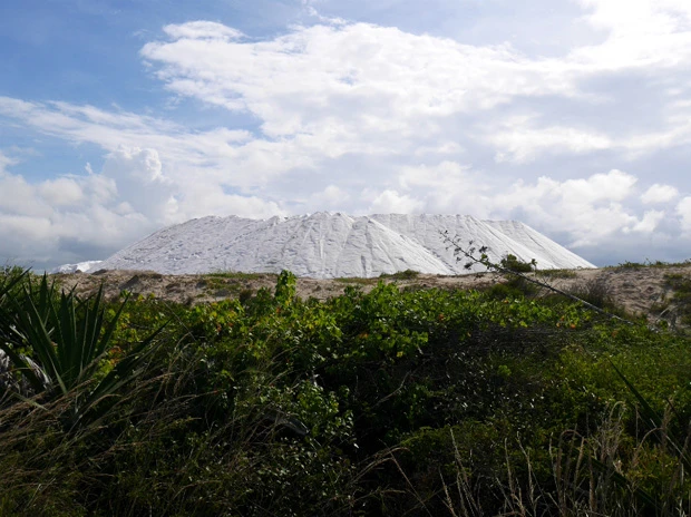 道中に見つけた塩の山。まるでオーストラリアのエアーズロックみたい