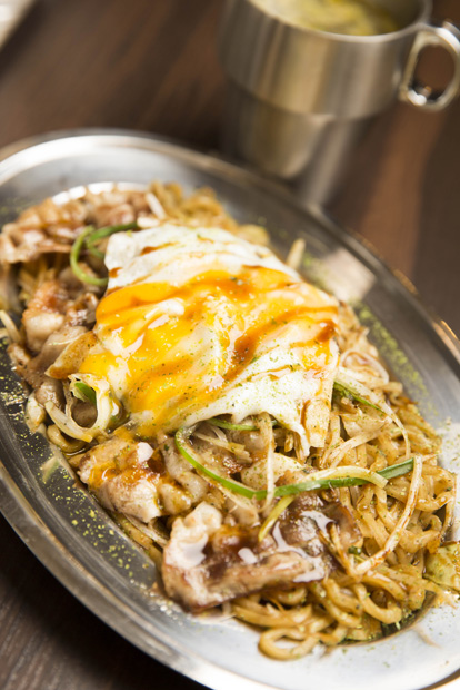 第3次焼きそばブームは太麺の生麺が特徴。「真打みかさ 自由ヶ丘」の「やきそば ソース」750円