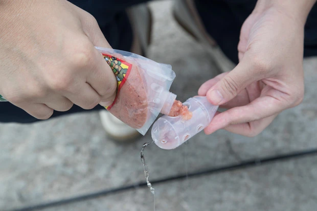  手が汚れないチューブタイプのエサが初心者にはオススメ。水道もないのでウエットティッシュがあると便利