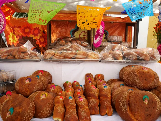 パペルピカド(薄紙の切り絵飾り)と死者のパン。ペルーのクスコで売ってたパンに似ている…