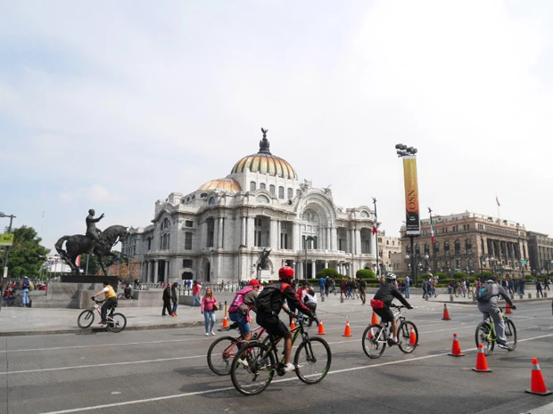 メキシコシティーの「ベジャス・アルテス宮殿」前を走るチャリ。もしやチャリダー君いないかしら？